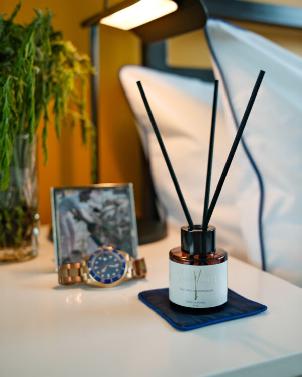 REED DIFFUSER WITH PIPING COASTER